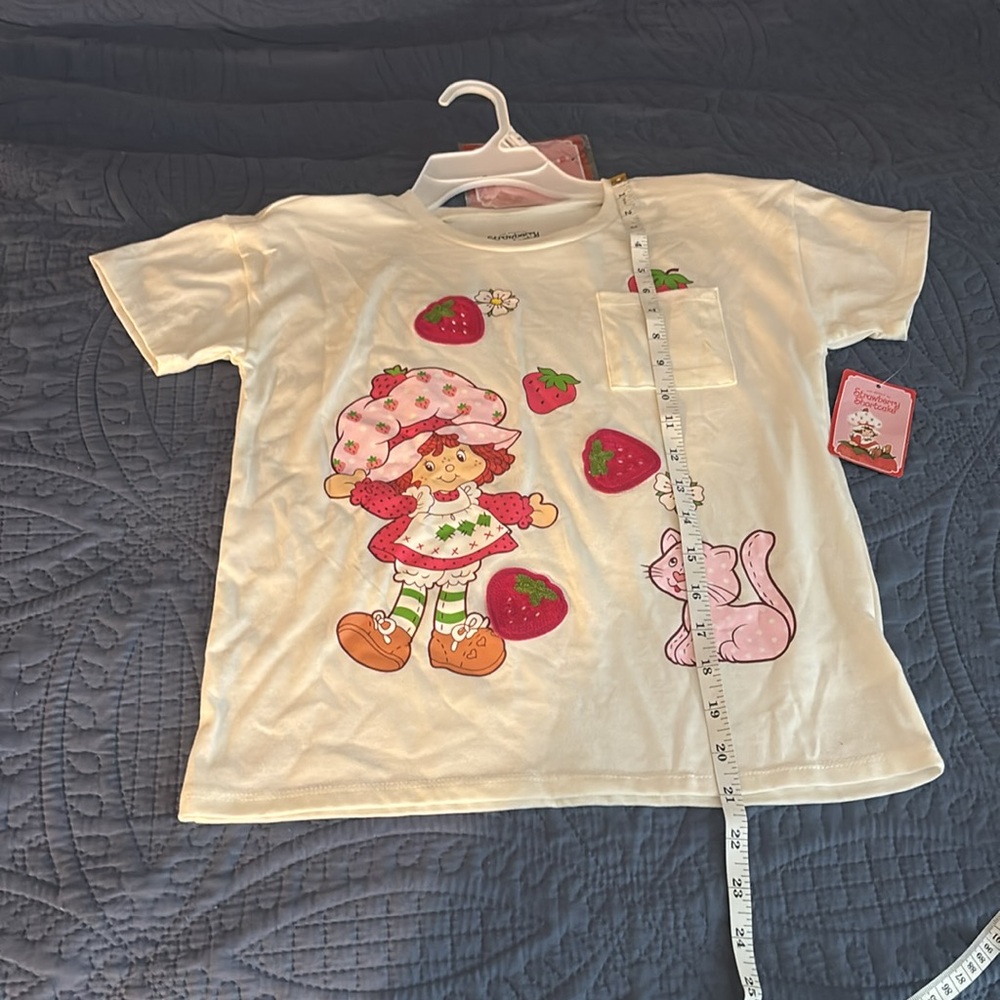 Strawberry shortcake short sleeved Girls T-Shirt with bracelet (NWOT) - Picture 6 of 9